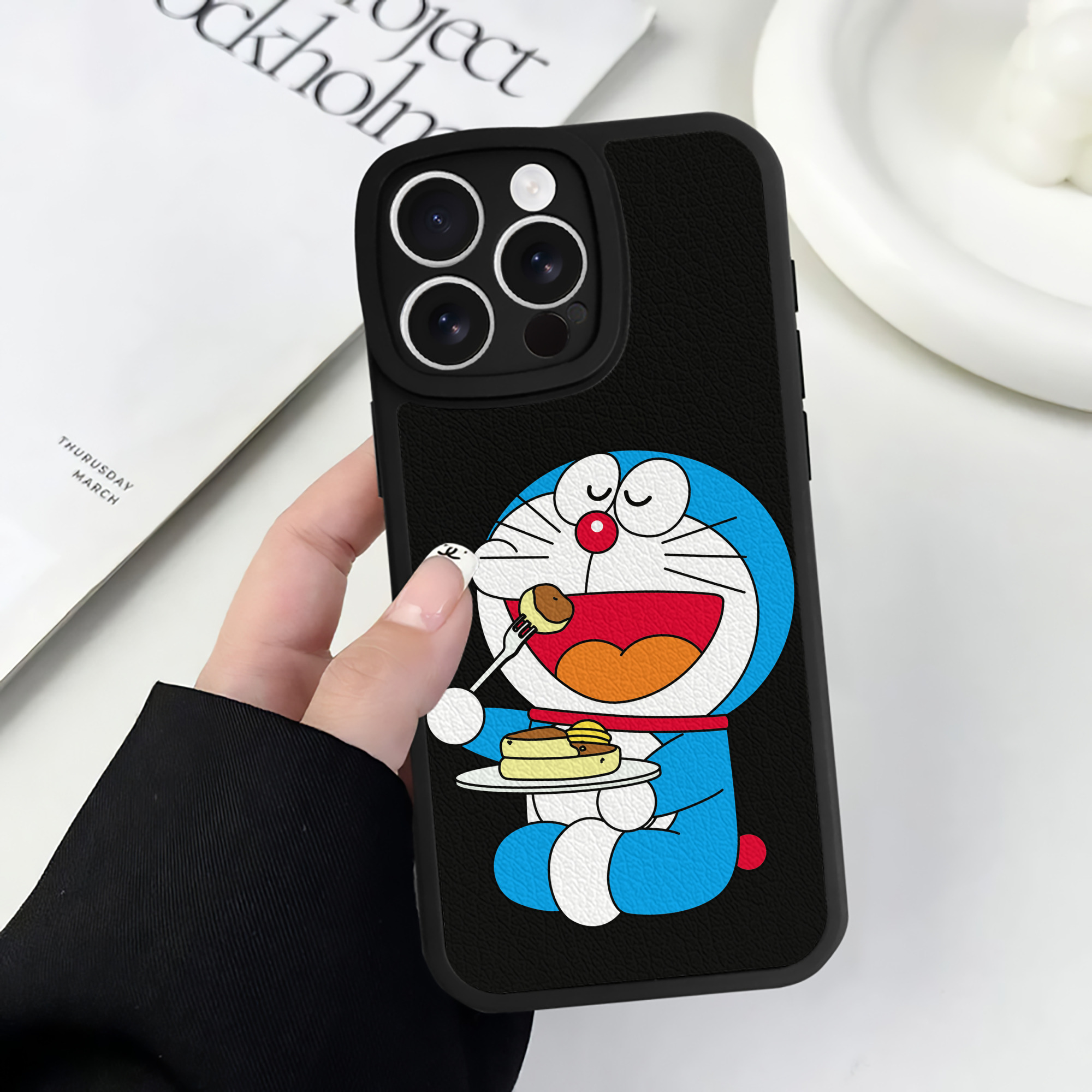 （画像用） ドラえもん Doraemon 【iPhone 16シリーズ対応】シリコンスマホケース（レザー調） 材質：シリコン